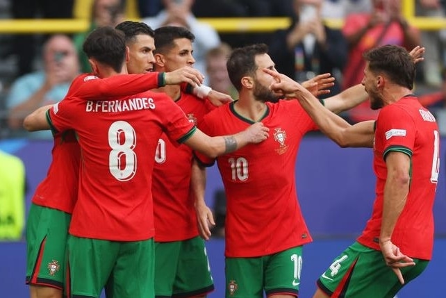 Ronaldo đi vào lịch sử, Bồ Đào Nha đoạt vé sớm vòng 1/8 EURO