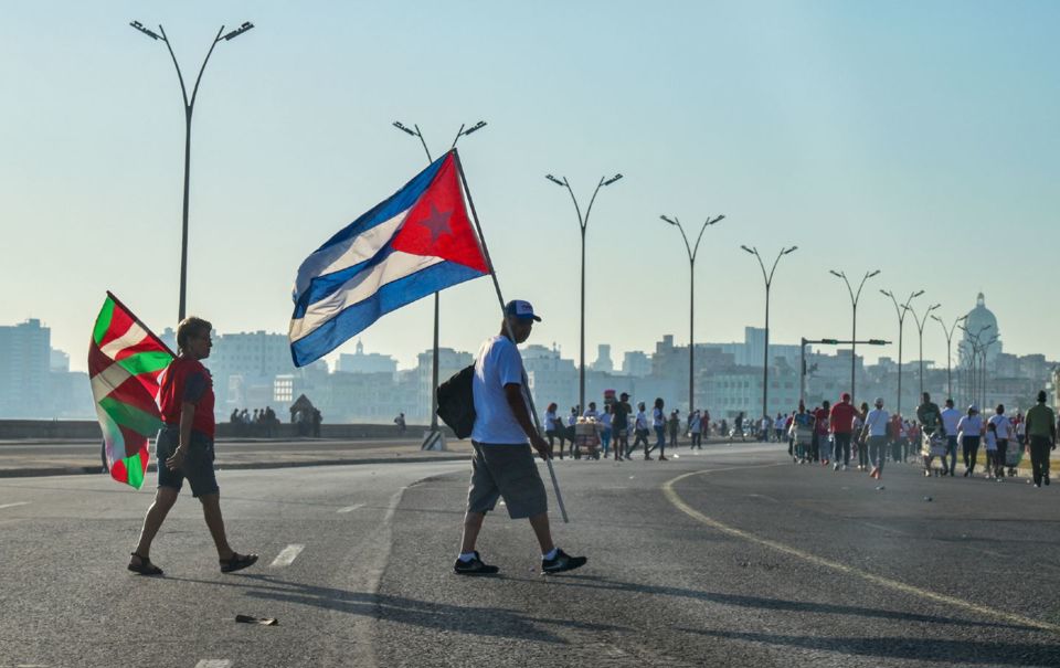 Người dân Cuba trên đường phố La Havana. Ảnh: AFP/TTXVN