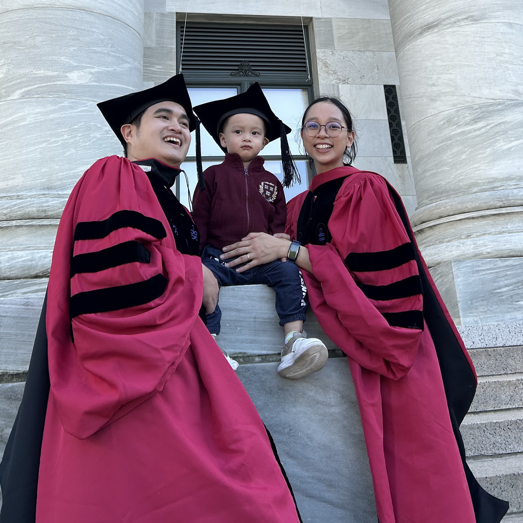 Hai vợ chồng Bùi Phương Linh, Phạm Thanh Tùng cùng con trong ngày tốt nghiệp tiến sĩ Đại học Harvard (Mỹ) - Ảnh: NVCC