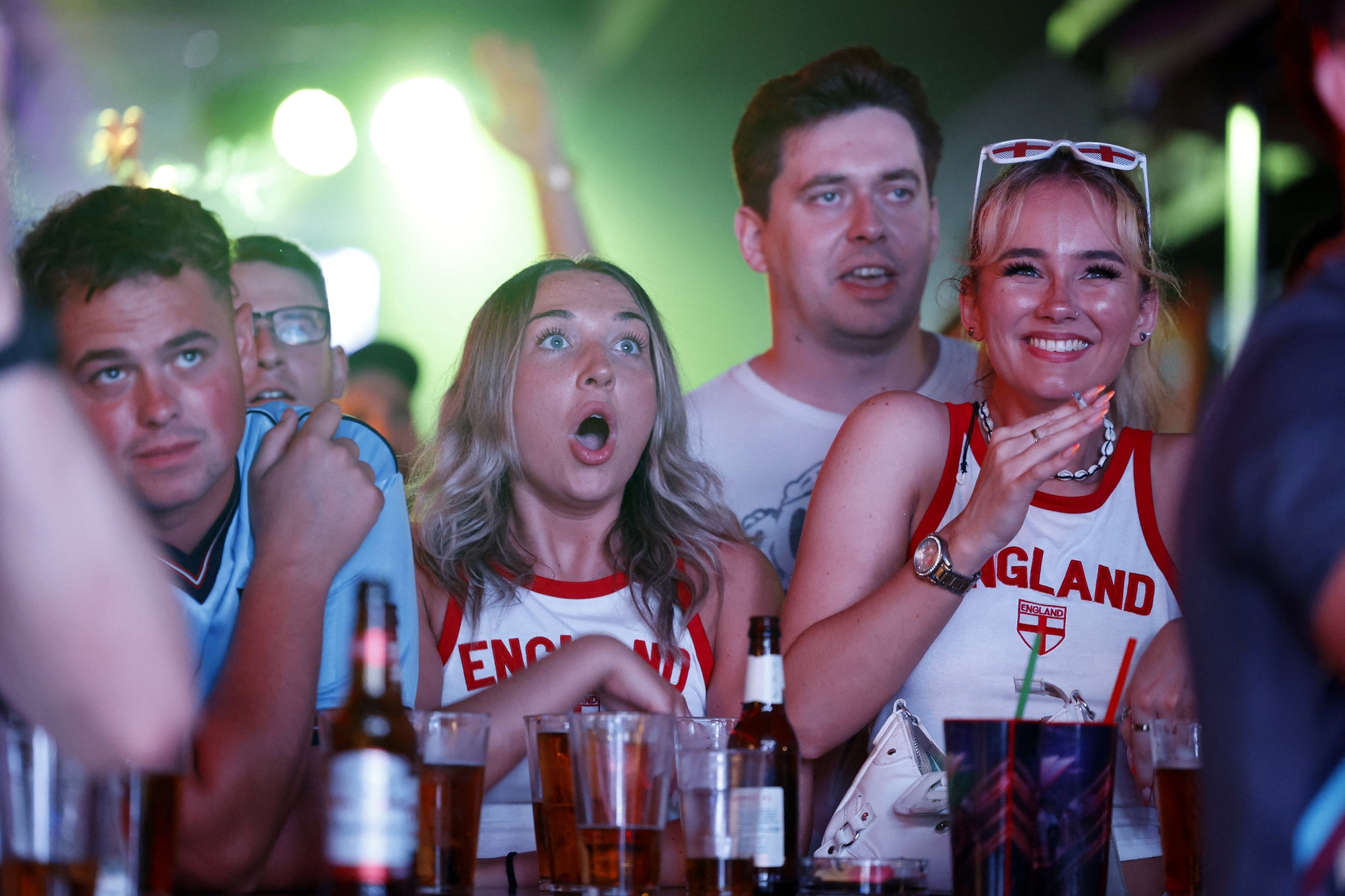 Người hâm mộ tại Tây Ban Nha xem trận Anh - Slovenia ngày 25-6 - Ảnh: REUTERS