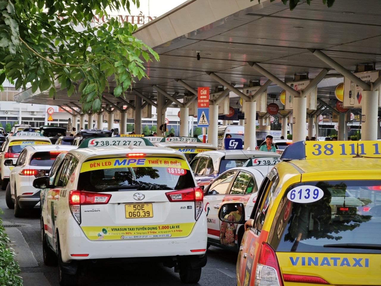 Sân bay Tân Sơn Nhất sẽ tăng cường kiểm tra giám sát hoạt động kinh doanh của taxi, xe công nghệ trong dịp hè, quyết dứt điểm hiện tượng chèo kéo, nâng giá cước - Ảnh: CÔNG TRUNG