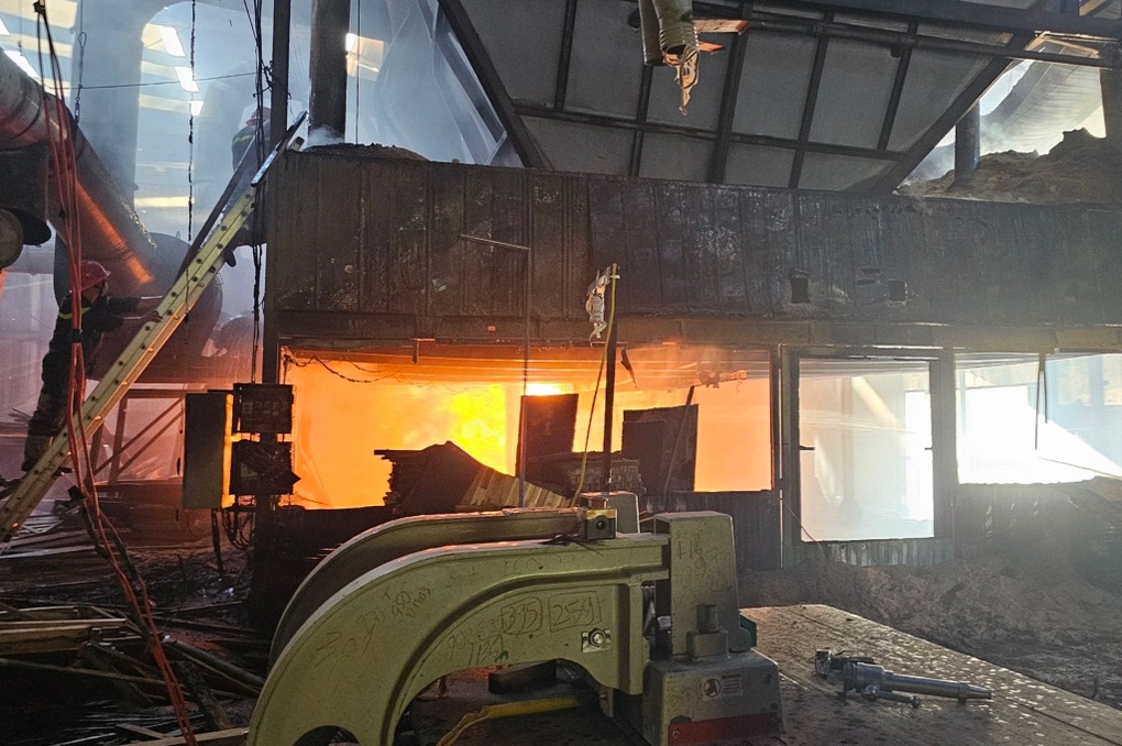 Xưởng gỗ rộng hàng nghìn m² ở Bình Định bất ngờ bốc cháy - 1