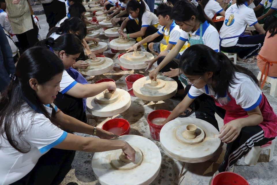 Trẻ được trải nghiệm làm nghệ nhân làng gốm Bát Tràng để có thêm cảm hứng, động lực trong tương lai