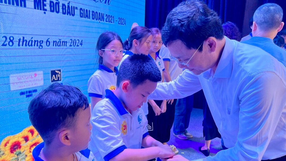 Phó Chủ tịch HĐND TP Hà Nội Phạm Quí Tiên trao quà tới các em nhỏ có hoàn cảnh khó khăn