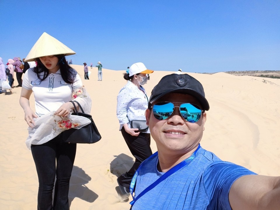 Du khách tham quan đồi Hồng tại Mũi Né, thành phố Phan Thiết, tỉnh Bình Thuận.