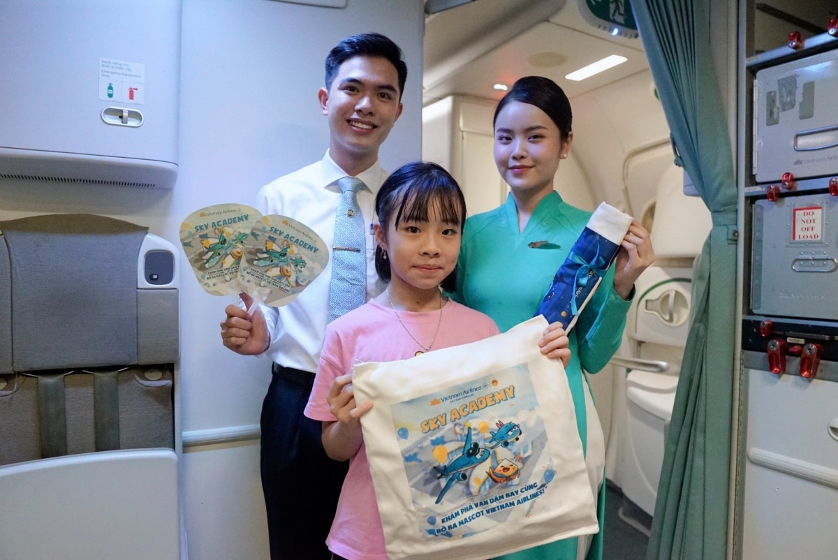 Hành khách nhí thích thú với quà 1/6 độc đáo của Vietnam Airlines