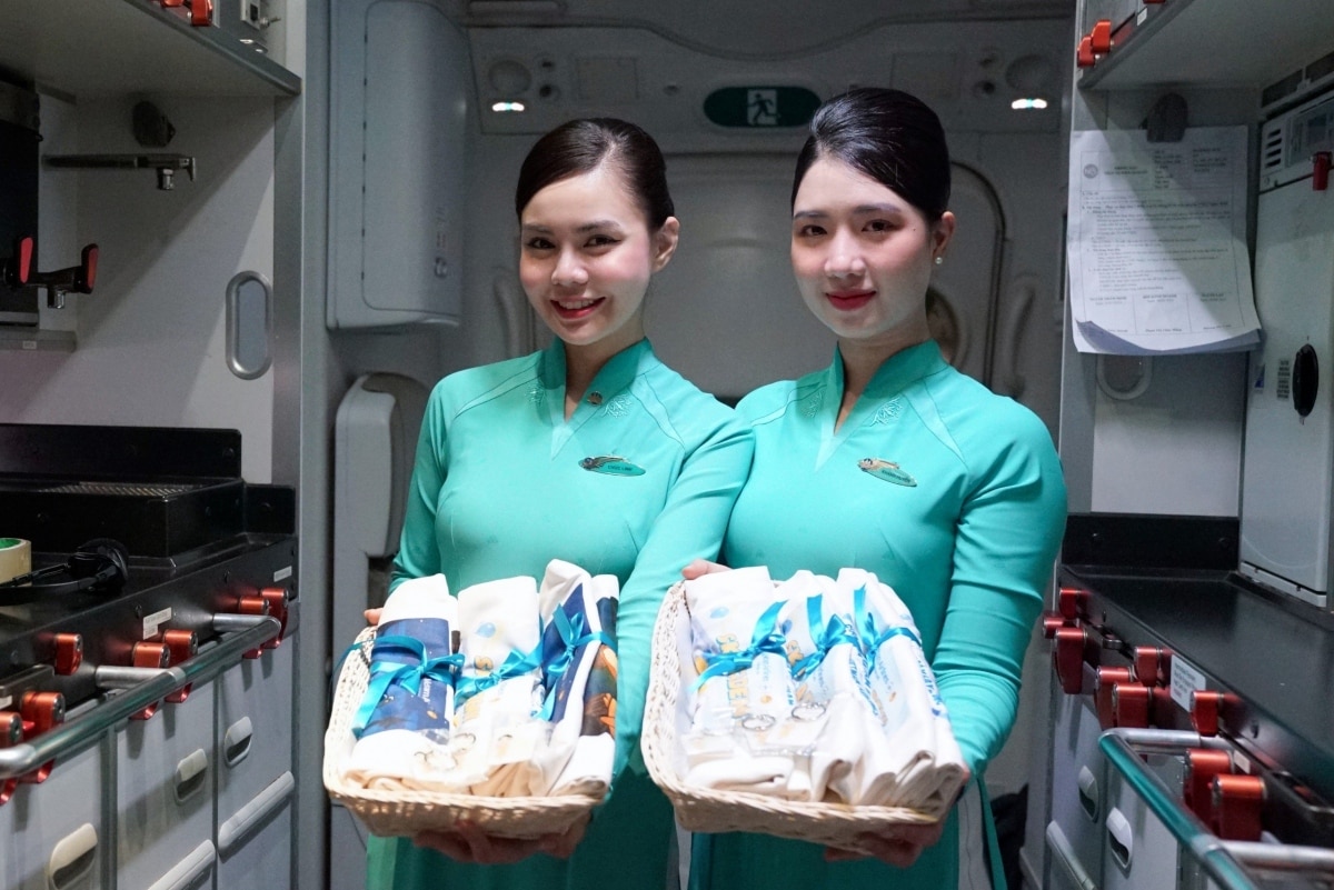 Hành khách nhí thích thú với quà 1/6 độc đáo của Vietnam Airlines