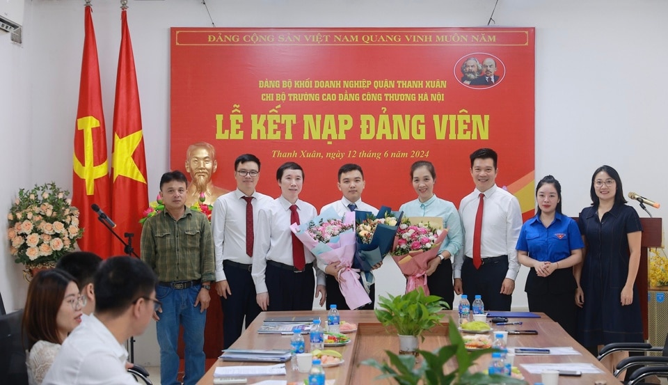 Chi bộ Trường Cao đẳng Công thương Hà Nội tổ chức lễ kết nạp đảng viên cho học viên Phi Hồ Hải (học viên hệ 2 văn bằng ngành Tin học ứng dụng) - đảng viên đầu tiên trong khối các trường dân lập thuộc Đảng bộ quận Thanh Xuân