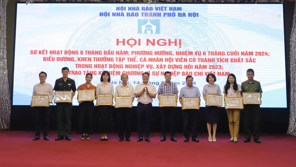 Giám đốc Sở Thông tin và Truyền thông Hà Nội Nguyễn Việt Hùng trao Bằng khen của UBND TP Hà Nội cho các tập thể có thành tích tại Hội Báo Xuân 2024
