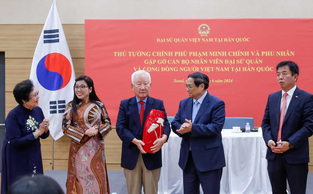 Thủ tướng và Phu nhân tặng quà lưu niệm cho bà con kiều bào. Ảnh: VGP