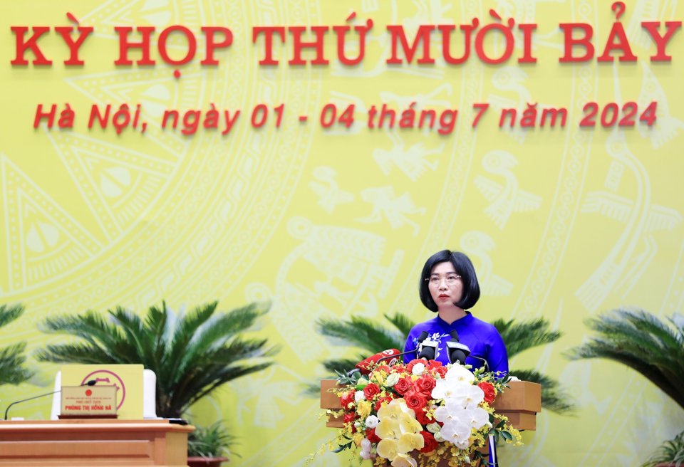 Phó Chủ tịch Thường trực HĐND TP Hà Nội Phùng Thị Hồng Hà báo cáo kết quả hoạt động của HĐND TP trong 6 tháng đầu năm