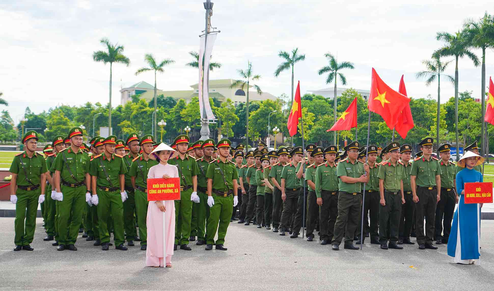 Các lực lượng bảo vệ an ninh trật tự ở cơ sở tham dự buổi lễ. Ảnh: Quang Đại.
