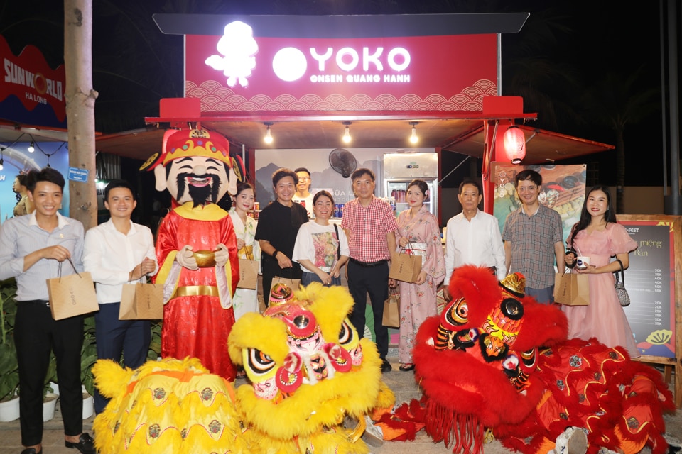 Các gian hàng như Sun World Ha Long hay Yoko Onsen Quang Hanh cũng mang đến những khuyến mãi hấp dẫn chỉ có tại VuiFest Ha Long.