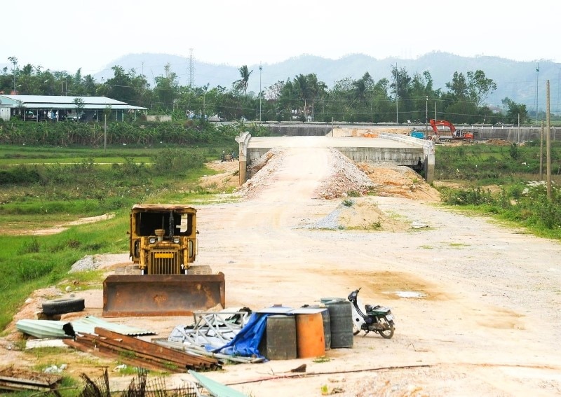 Quảng Nam nghiêm cấm chủ mỏ được cấp phép khai thác cầm chừng, gây khan hiếm vật liệu để tăng giá bán. Ảnh Nguyễn Hoàng