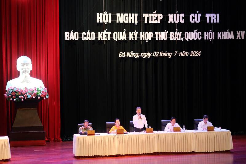 Đoàn Đại biểu Quốc hội thành phố Đà Nẵng tiếp xúc cử tri. Ảnh: Mỹ Linh