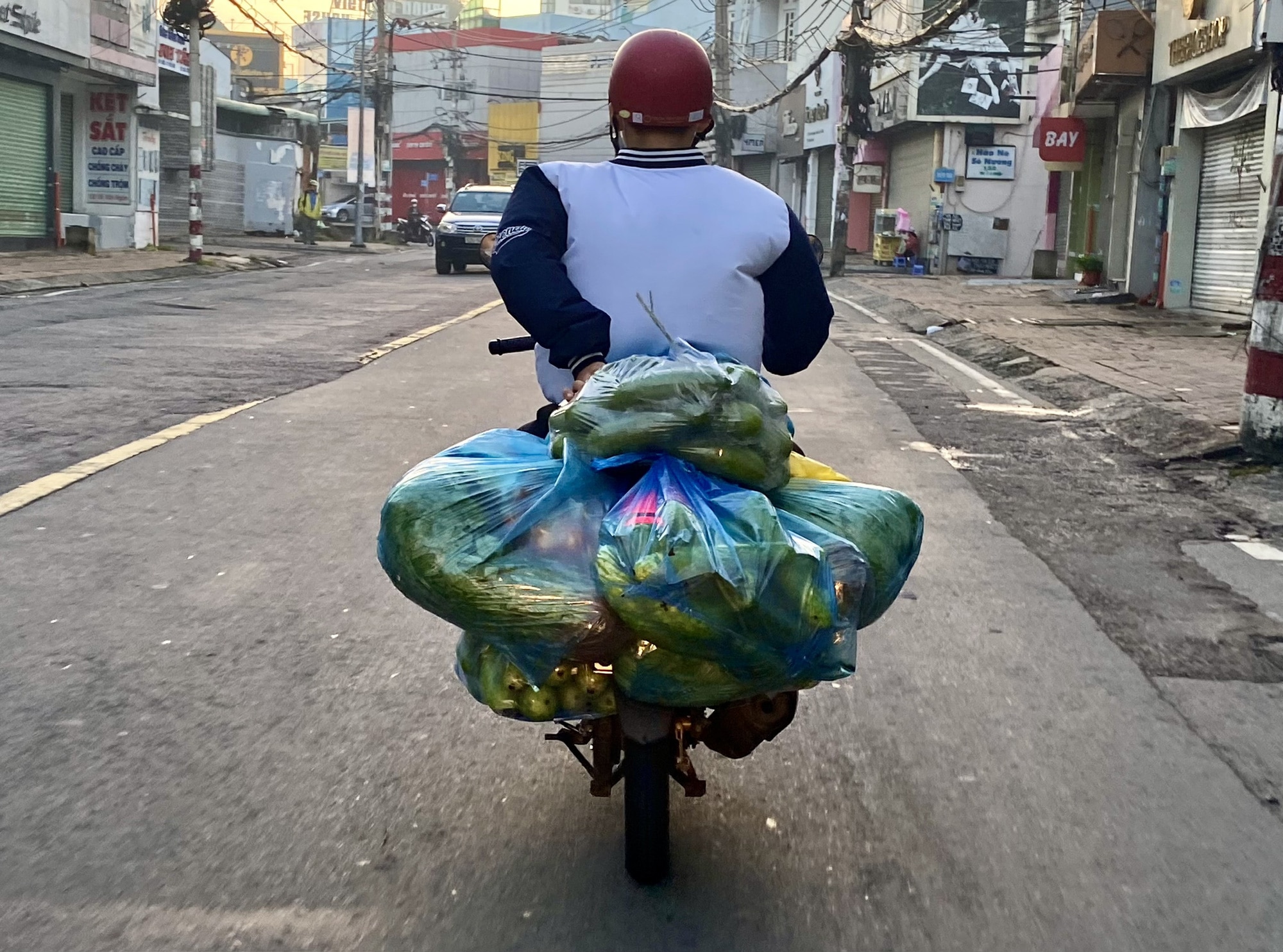 Túi nilon đang được sử dụng rất nhiều ở Việt Nam và ảnh hưởng đáng kể đến môi trường