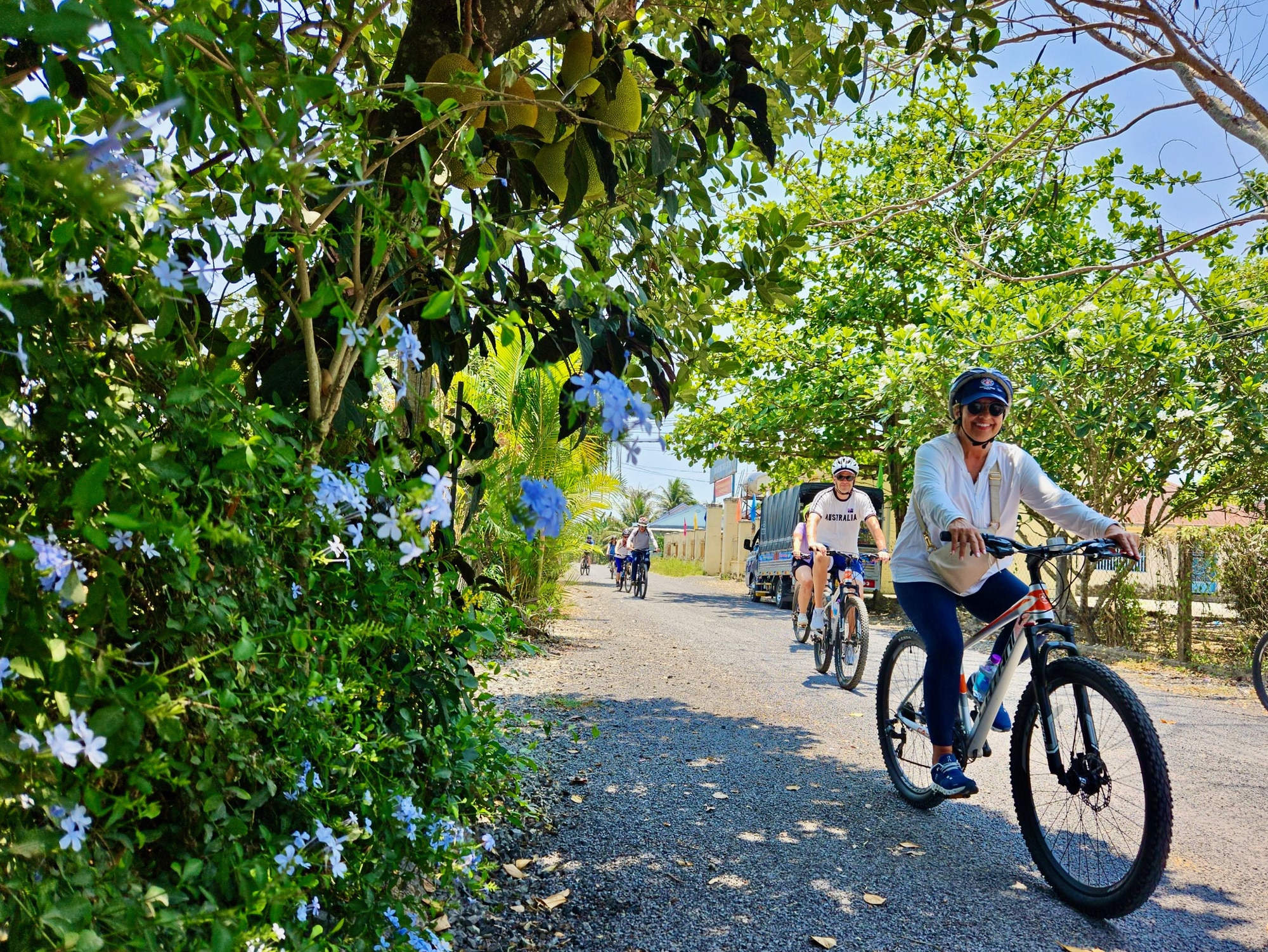 Du khách đạp xe quanh làng quê Diên Khánh - Ảnh: MINH CHIẾN