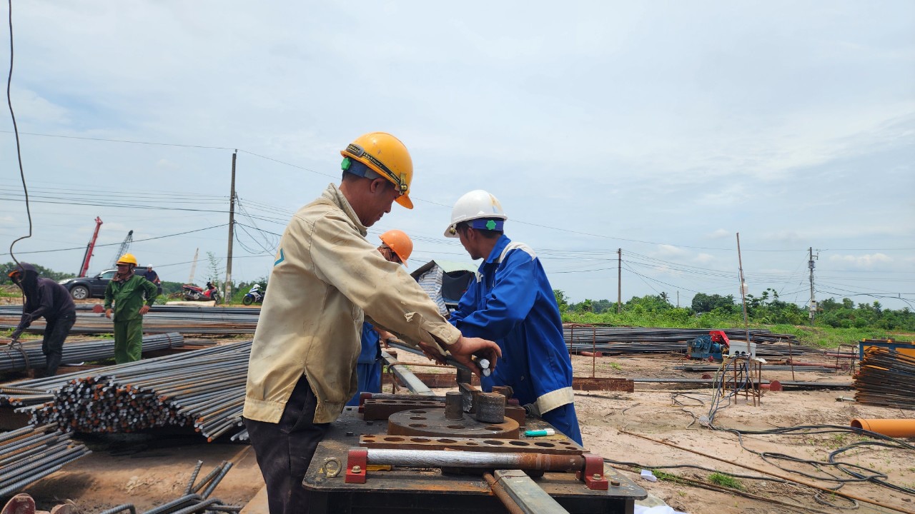 Công nhân thi công đoạn dự án cao tốc Biên Hòa - Vũng Tàu tại Đồng Nai - Ảnh: H.MI