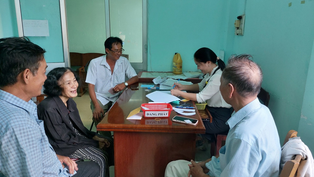 Vietnam Post Office pays new salaries to beneficiaries in many ...