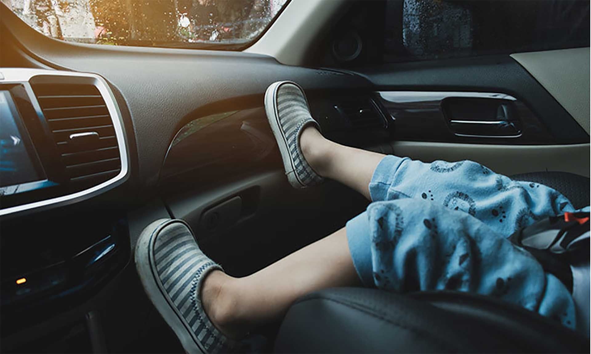 Trẻ em dưới 10 tuổi hoặc chiều cao dưới 1,35 mét được chở trên xe ô tô con không được ngồi cùng hàng ghế của người lái xe khi tham gia giao thông đường bộ.