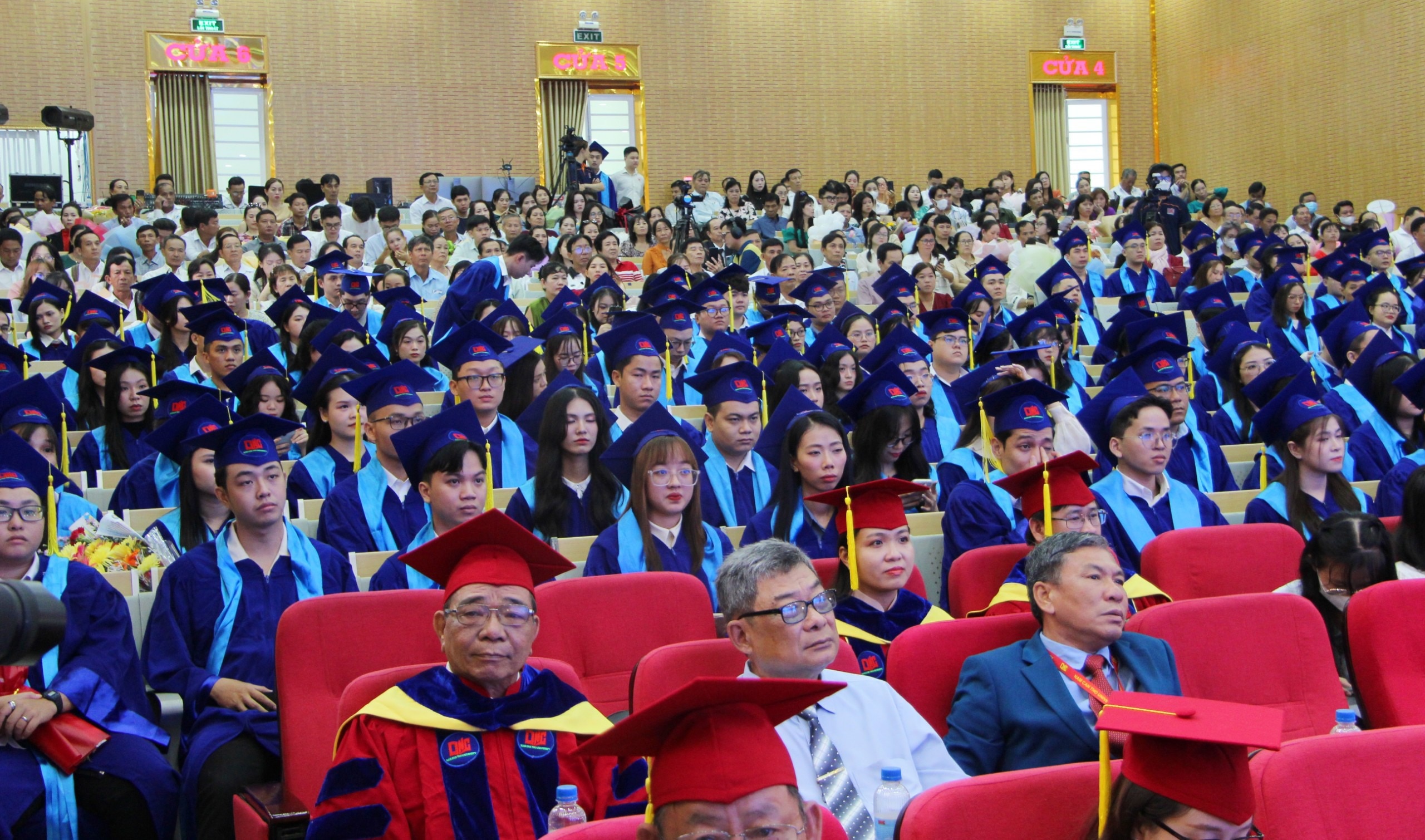 205 sinh viên khóa đầu tiên của Trường ĐH Nam Cần Thơ nhận bằng bác sĩ- Ảnh 2.