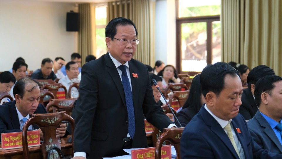 Ông Châu Việt Tha - Giám đốc Sở Nội vụ TP Cần Thơ trả lời chất vấn của các đại biểu HĐND TP Cần Thơ .