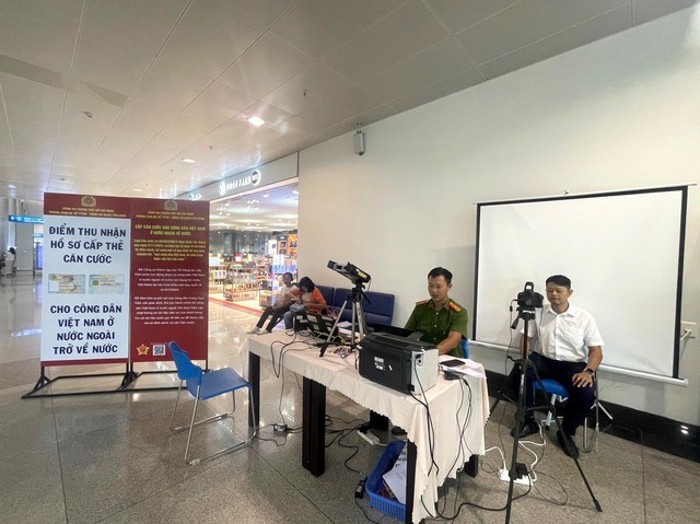Công an TPHCM tổ chức cấp căn cước tại Sân bay Tân Sơn Nhất ảnh 2