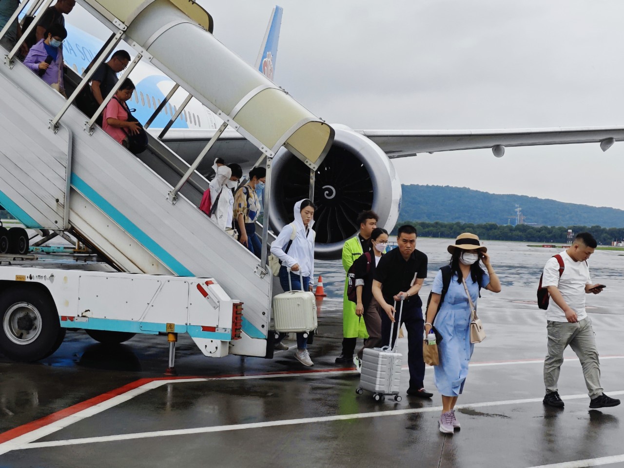 Nhiều du khách Việt sang Trung Quốc du lịch. Trong ảnh: máy bay đáp ở sân bay Quảng Châu - Ảnh: CÔNG TRUNG