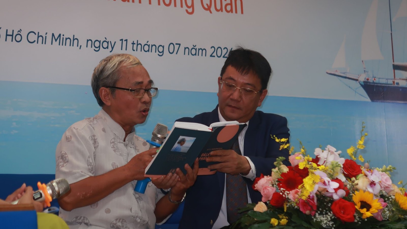 Nhà văn, nhà báo Trần Quốc Toàn (trái) đọc những trang hồi ký xúc động của giáo sư Trần Hồng Quân - Ảnh: MINH TÂN