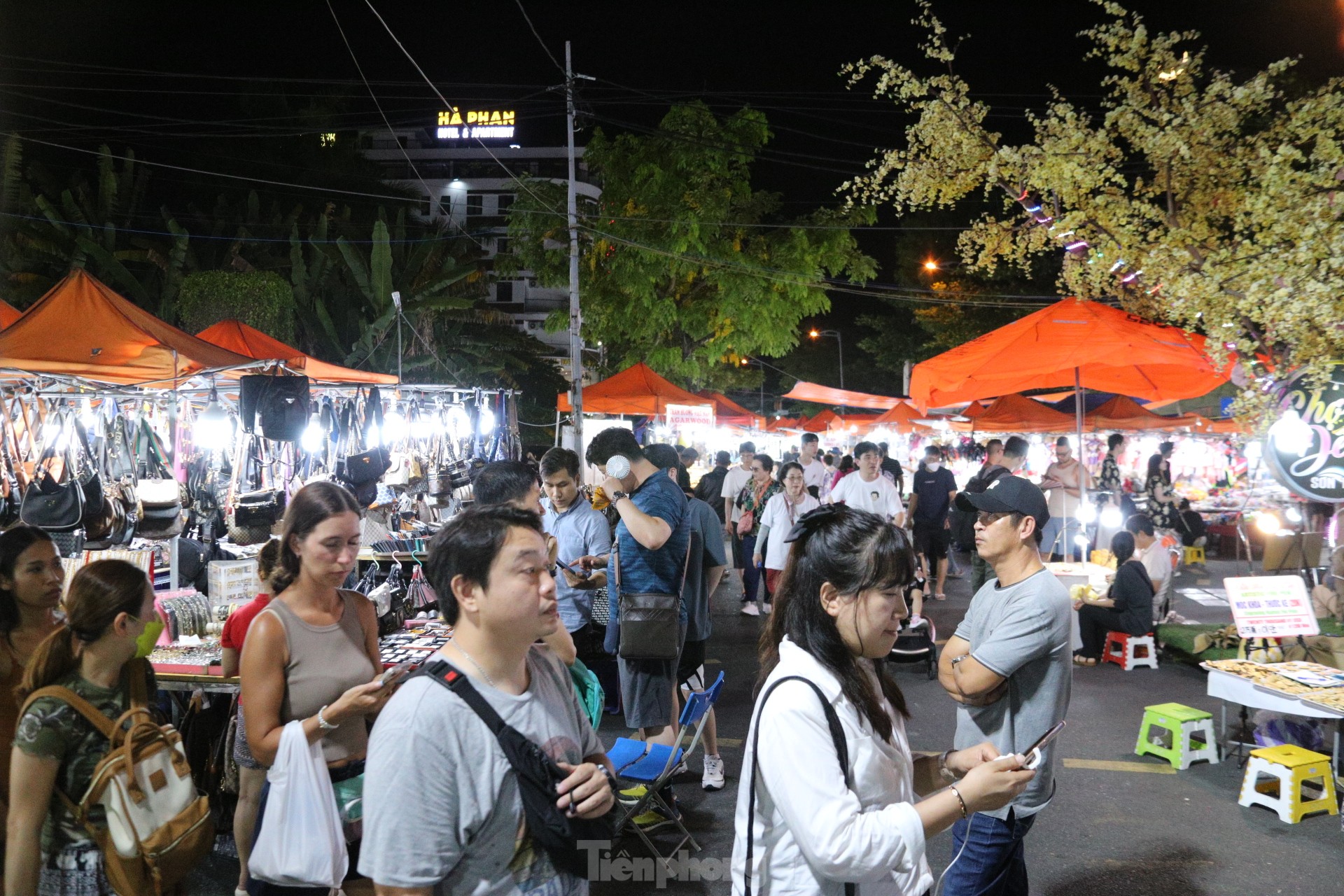 Chợ đêm Sơn Trà tấp nập khách trước ngày di dời đến địa điểm mới ảnh 2