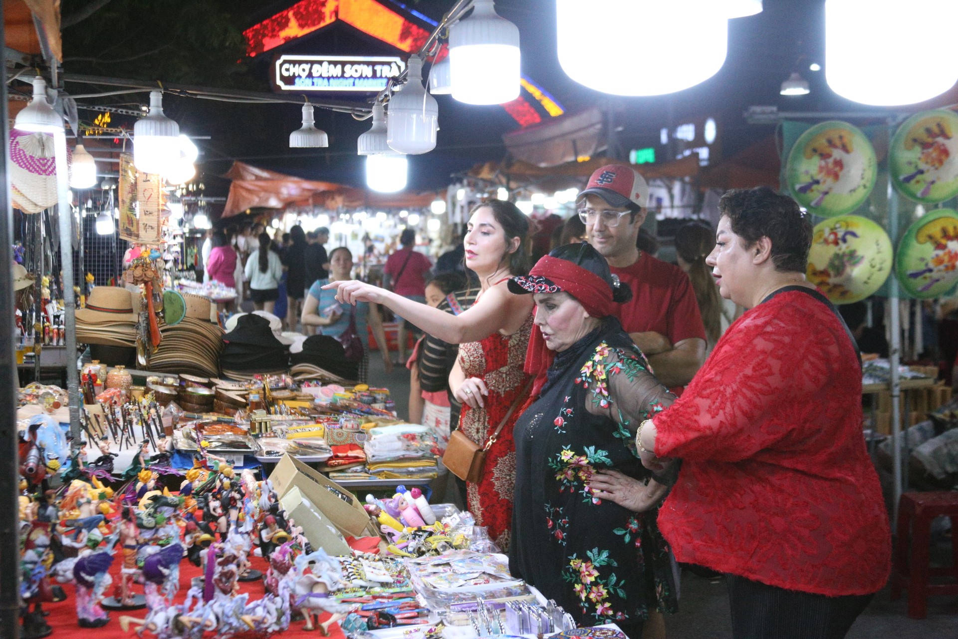 Chợ đêm Sơn Trà tấp nập khách trước ngày di dời đến địa điểm mới ảnh 5