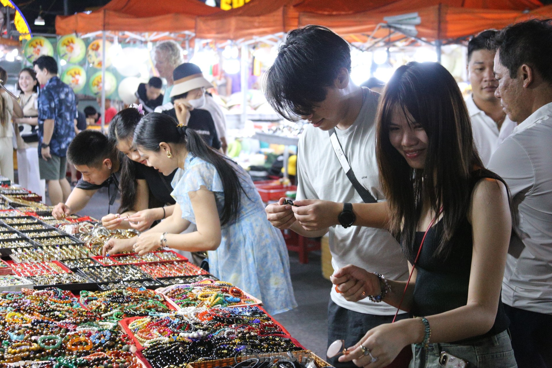 Chợ đêm Sơn Trà tấp nập khách trước ngày di dời đến địa điểm mới ảnh 6