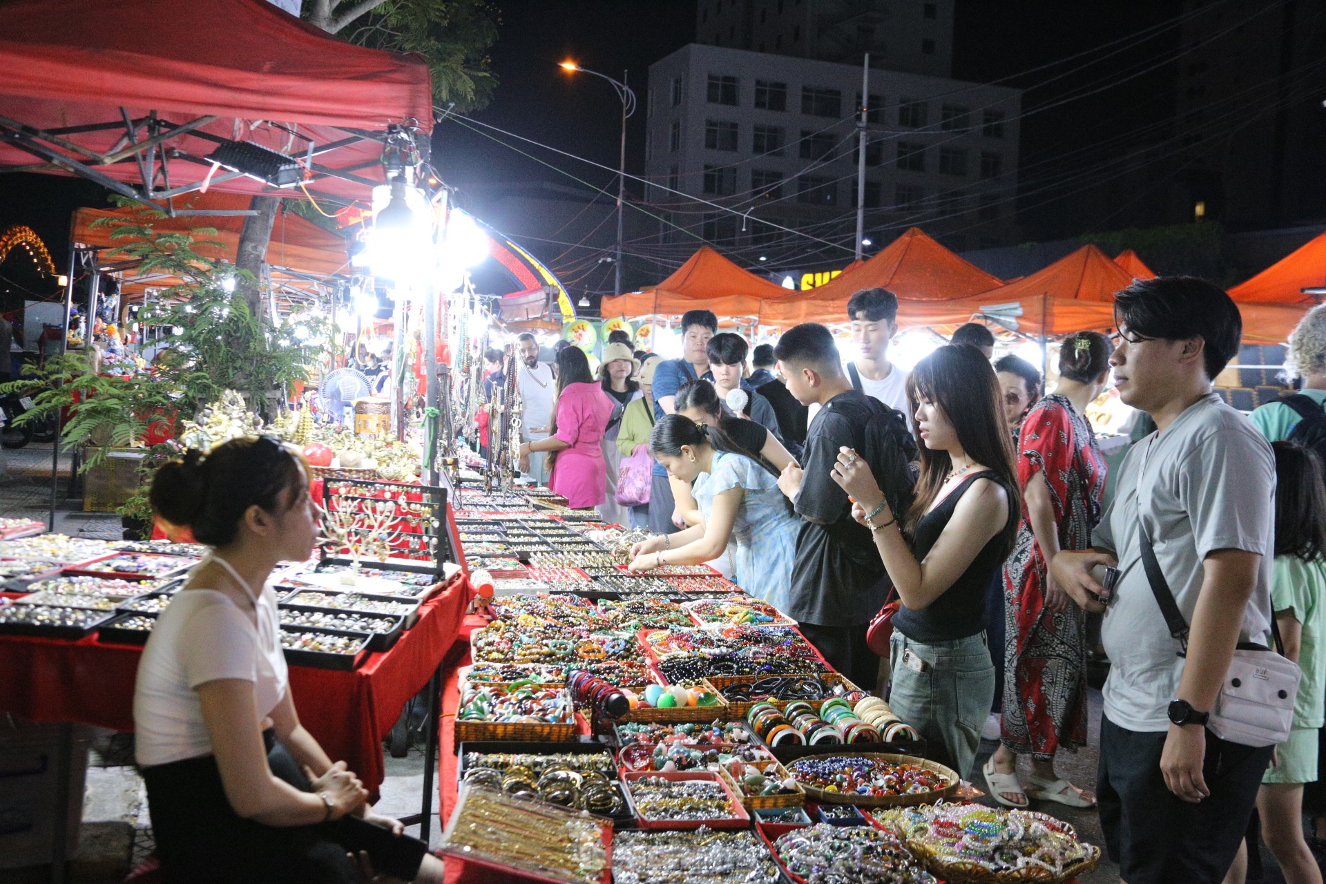 Chợ đêm Sơn Trà tấp nập khách trước ngày di dời đến địa điểm mới ảnh 8