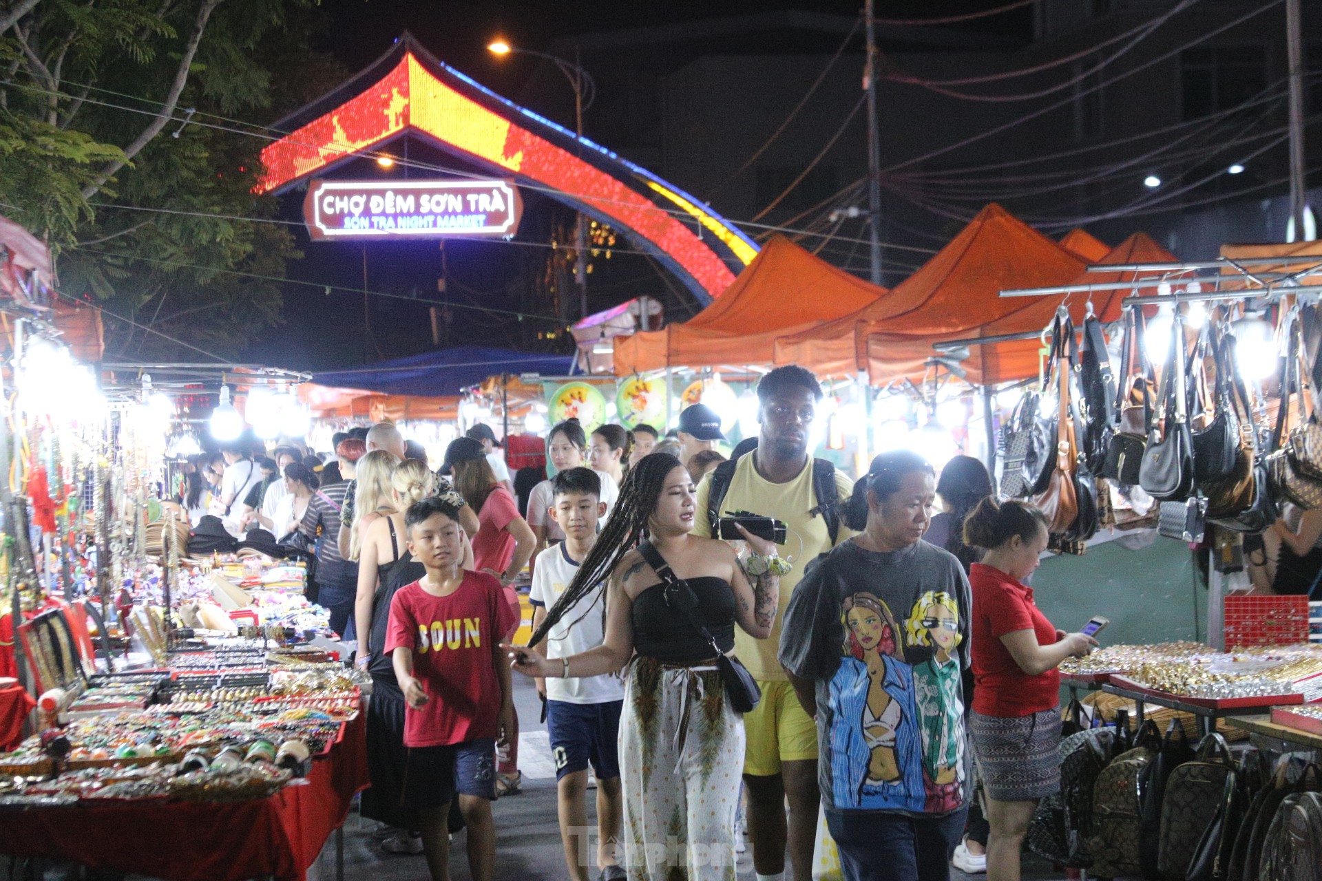 Chợ đêm Sơn Trà tấp nập khách trước ngày di dời đến địa điểm mới ảnh 12