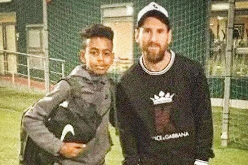 Bức ảnh mới Lamine Yamal đứng cạnh thần tượng Messi gây sốt
