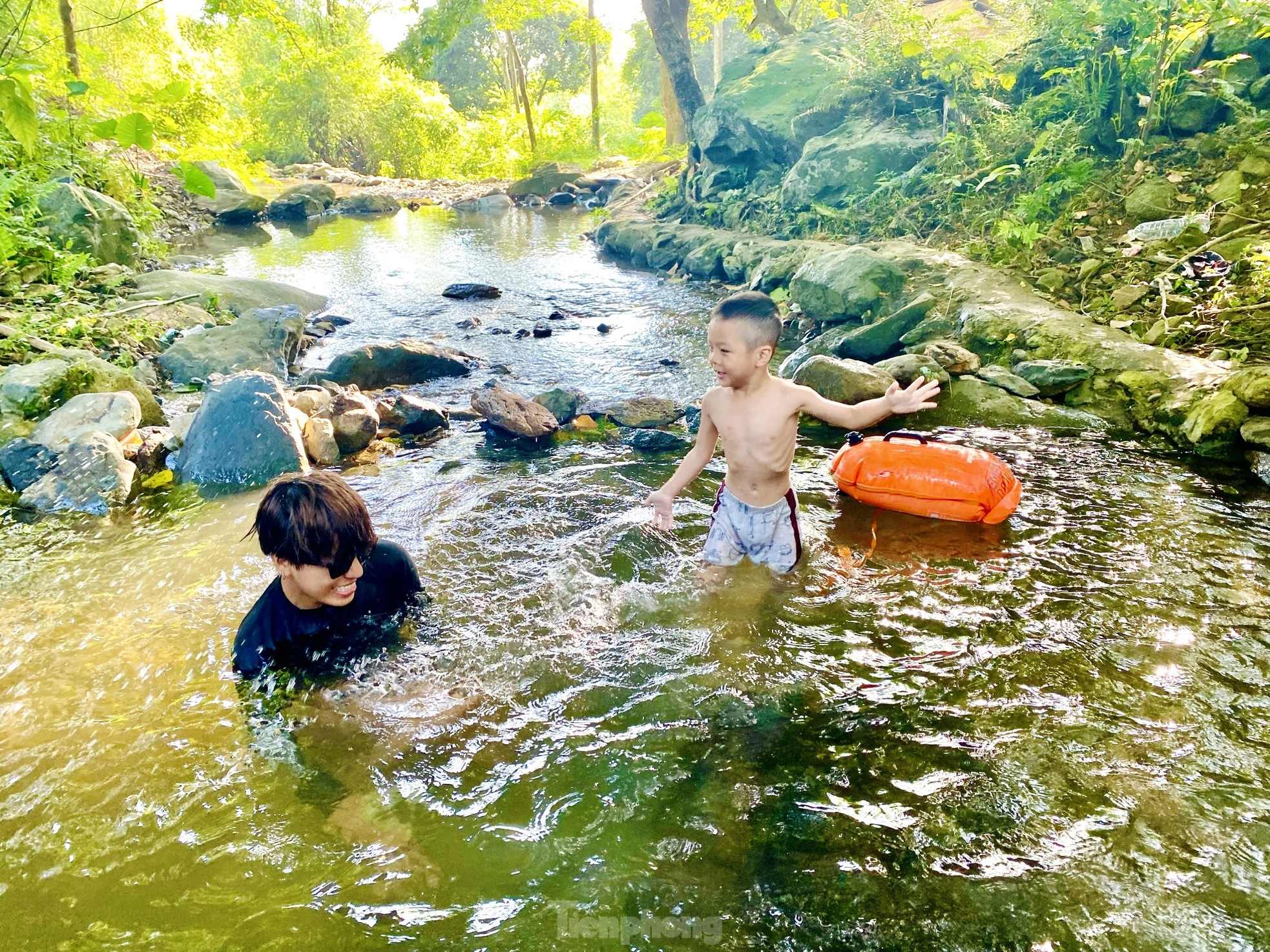 Trốn nắng nóng ở con suối mát cực chill ngay ngoại thành Hà Nội ảnh 5