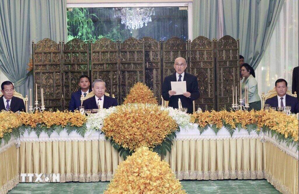Quốc vương Norodom Sihamoni đọc diễn văn chào mừng tại quốc yến chiêu đãi trọng thể Chủ tịch nước Tô Lâm. Ảnh: TTXVN