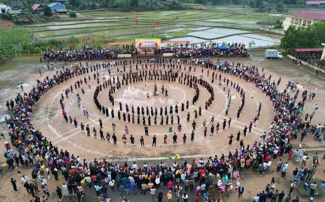 Đồng bào Tày xã Kiên Thành, huyện Trấn Yên biểu diễn các điệu múa cổ trong lễ hội Cầu mùa.