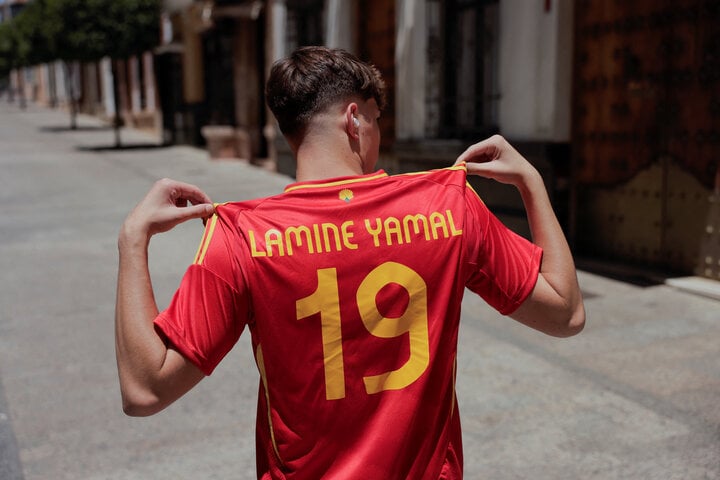 1 cổ động viên Tây Ban Nha diện "long bào" với tên và số áo của Lamine Yamal.