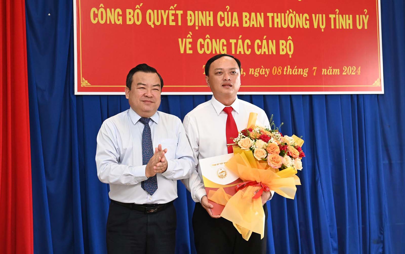 Phó Bí thư Thường trực Tỉnh ủy Phạm Hùng Thái tặng hoa chúc mừng ông Nguyễn Tuấn Khanh. Ảnh: Đại Dương    