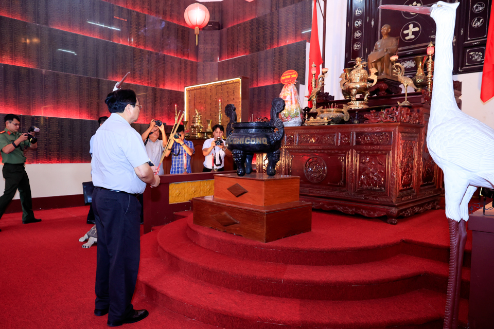 Prime Minister Offers Incense To Commemorate President Ho Chi Minh 