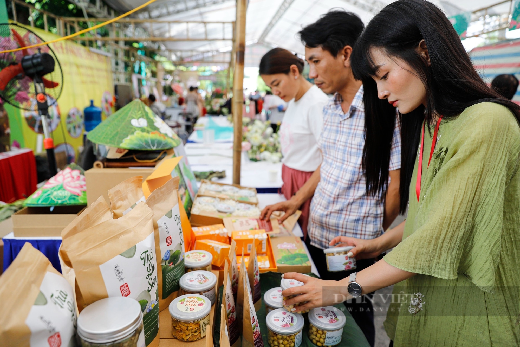 Người Hà Nội thích thú thưởng trà, rủ nhau mua tranh dệt lụa từ tơ sen giá lên tới 2,5 triệu đồng- Ảnh 10.