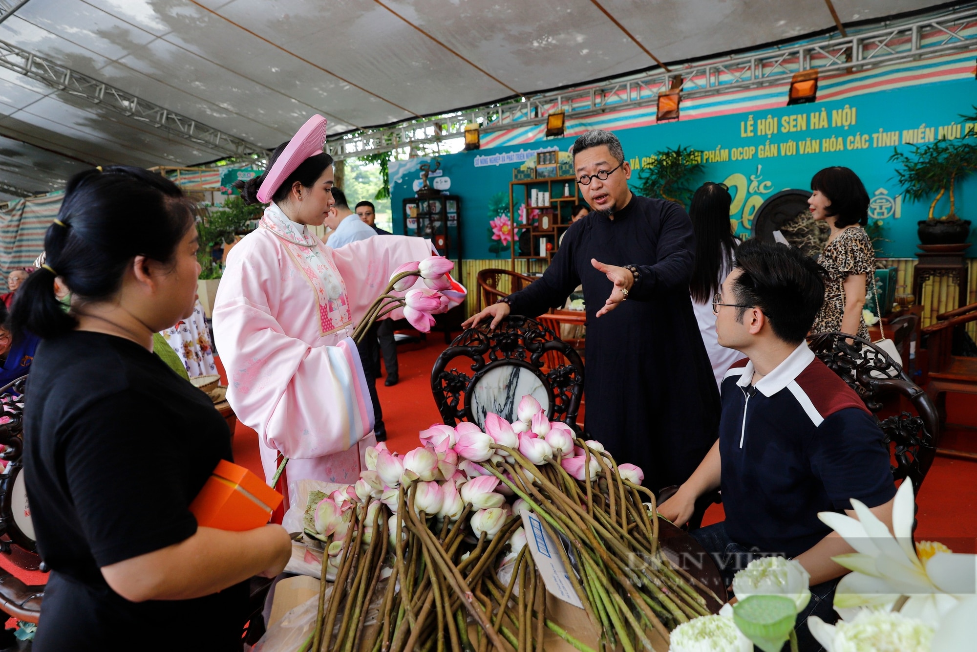 Người Hà Nội thích thú thưởng trà, rủ nhau mua tranh dệt lụa từ tơ sen giá lên tới 2,5 triệu đồng- Ảnh 12.