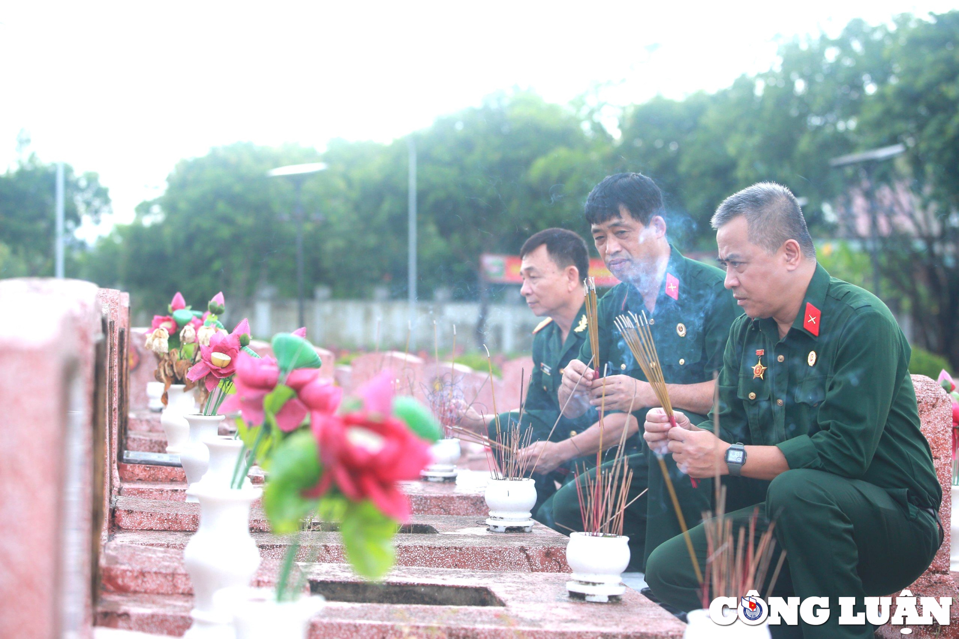 lanh dao hoi nha bao viet nam dang hoa dang huong tuong niem chu tich ho chi minh va cac anh hung liet si tai nghe an hinh 7