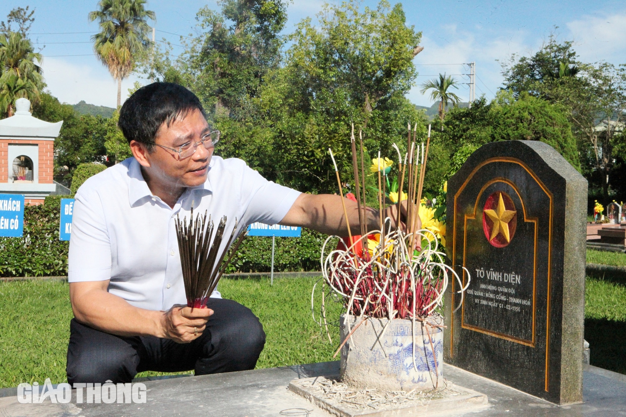 Bộ trưởng Bộ GTVT dâng hương, tri ân các Anh hùng liệt sĩ tại Điện Biên- Ảnh 8.