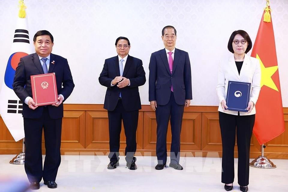 Thủ tướng Phạm Minh Chính và Thủ tướng Han Duck Soo chứng kiến trao Bản ghi nhớ giữa Bộ Kế hoạch và Đầu tư Việt Nam và Bộ Ngoại giao Hàn Quốc về viện trợ không hoàn lại của Hàn Quốc cho Việt Nam. Ảnh: TTXVN