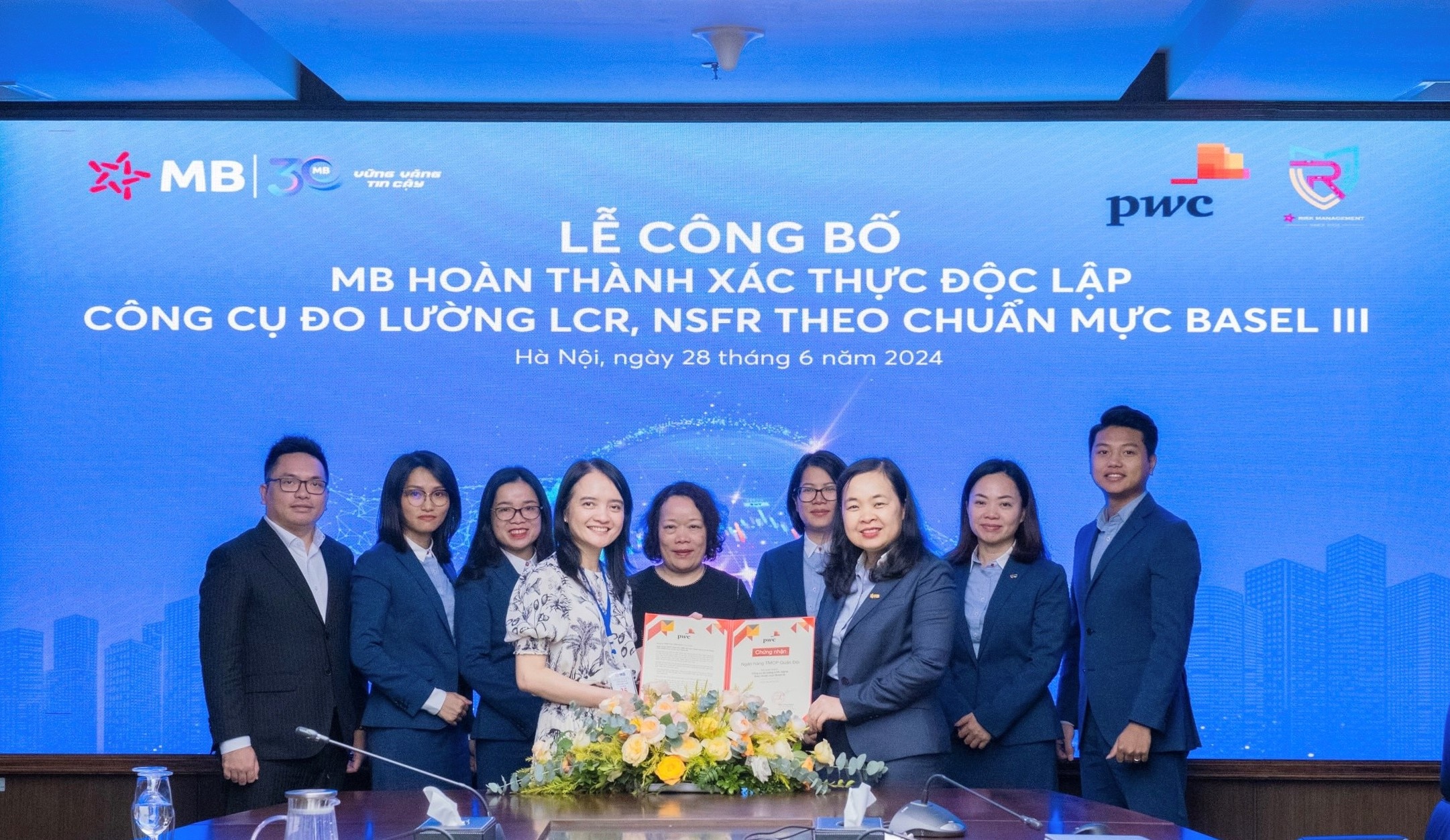 Bà Phạm Thị Trung Hà – Phó Tổng giám đốc MB nhận giấy chứng nhận hoàn thành xác thực độc lập công cụ đo lường LCR, NSFR theo chuẩn mực Basel III (Ảnh: MB)