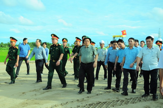 Thủ tướng: Bàn giao toàn bộ mặt bằng dự án cao tốc ĐBSCL trong tháng 7 ảnh 1