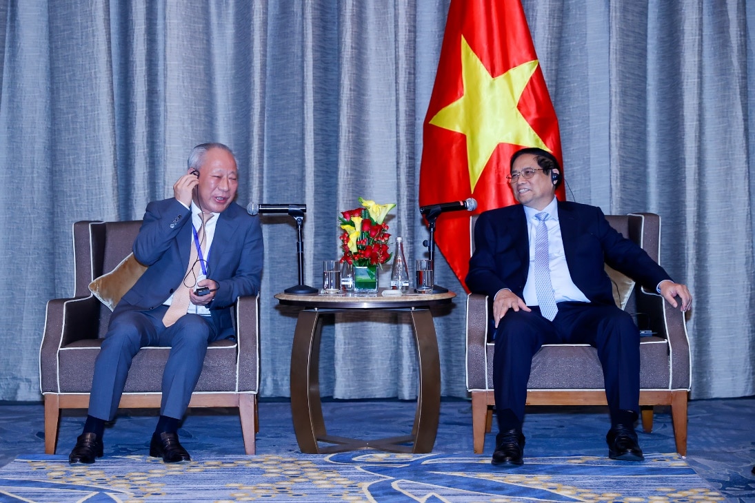 Minister Nguyen Hong Dien begleitete Premierminister Pham Minh Chinh ...