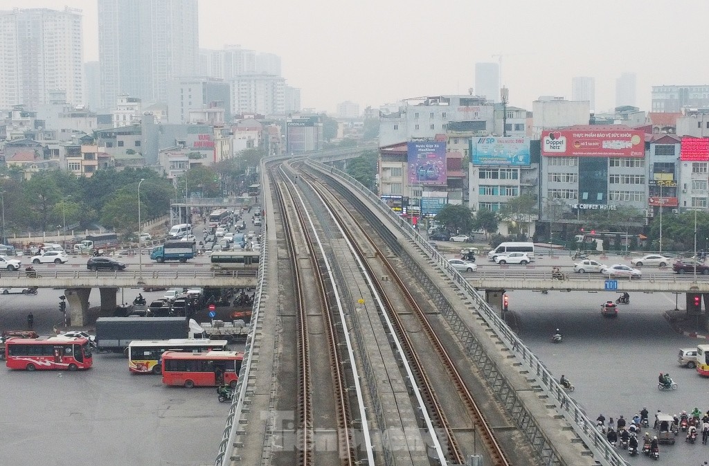 Cận cảnh siêu dự án metro Hà Nội lỡ hẹn 13 lần, tàu vẫn xếp kho ảnh 1